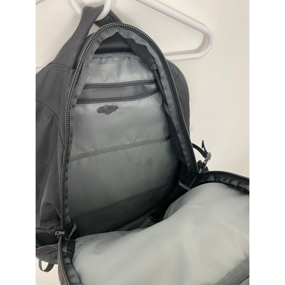 Women The North Face Surge 31L black nylon padded backpack bookbag - Picture 7 of 9